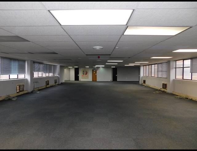 1,000M² OFFICE TO LET IN FERNDALE